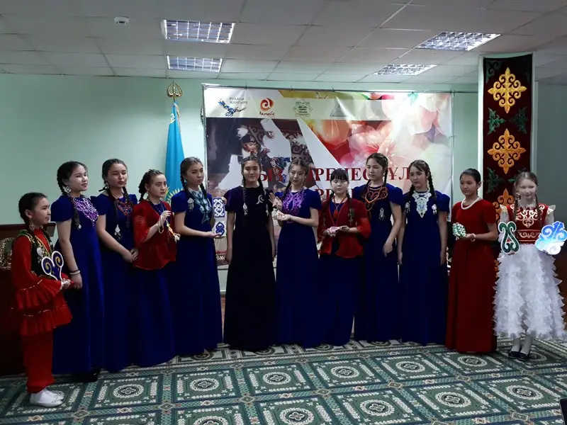 Ақтөбелік оқушы қыздар шолпысы сылдырлап сабаққа барып жүр