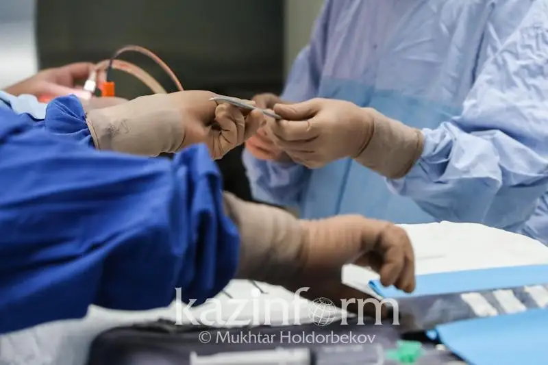 شىمكەنتتىك دارىگەرلەر جۇكتى ايەلدىڭ جۇرەگىنە العاش رەت اشىق وتا جاسادى