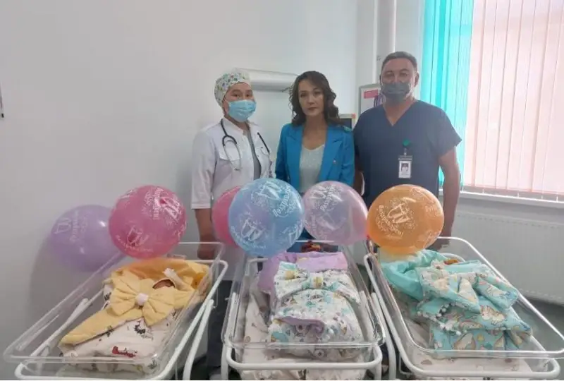 Девочек-тройняшек выписали из роддома Тараза