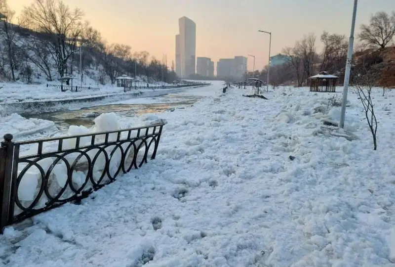 Последствия схода ледяного потока устраняют на набережной реки Есентай в Алматы