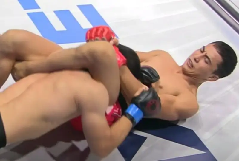 Казахстанец уверенно победил узбекистанца на турнире по ММА в Алматы