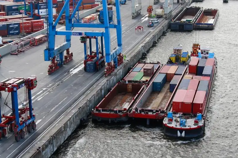 Перевозить грузы баржами начнут из Актау в Баку