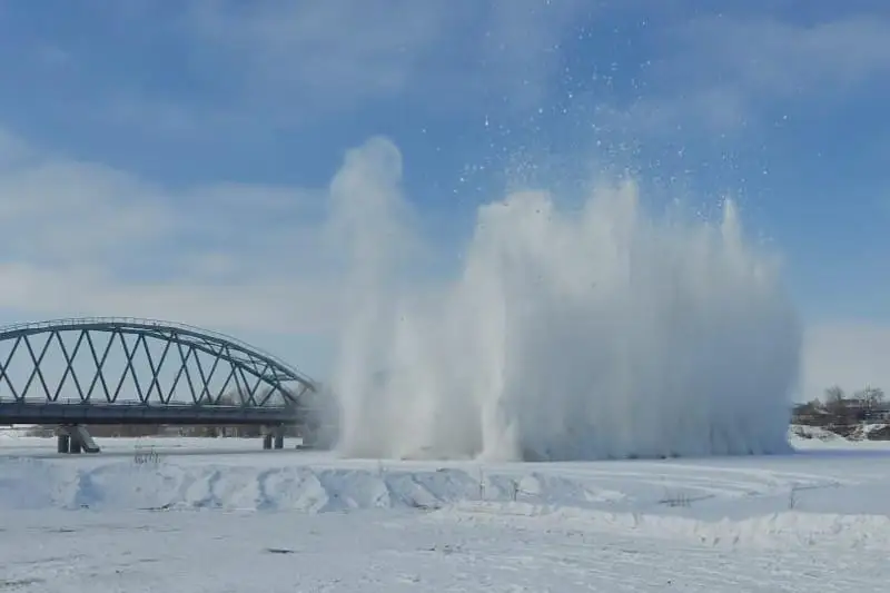 Спасатели ВКО готовятся к паводкам и начали ледовзрывные работы на реках