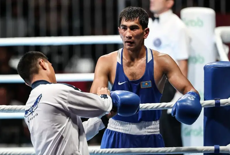 Капитан сборной Казахстана вышел в полуфинал ЧА-2022 по боксу