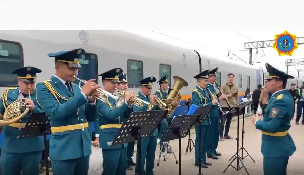 Призеров турнира по пожарно-спасательному спорту встретили с оркестром в Алматы