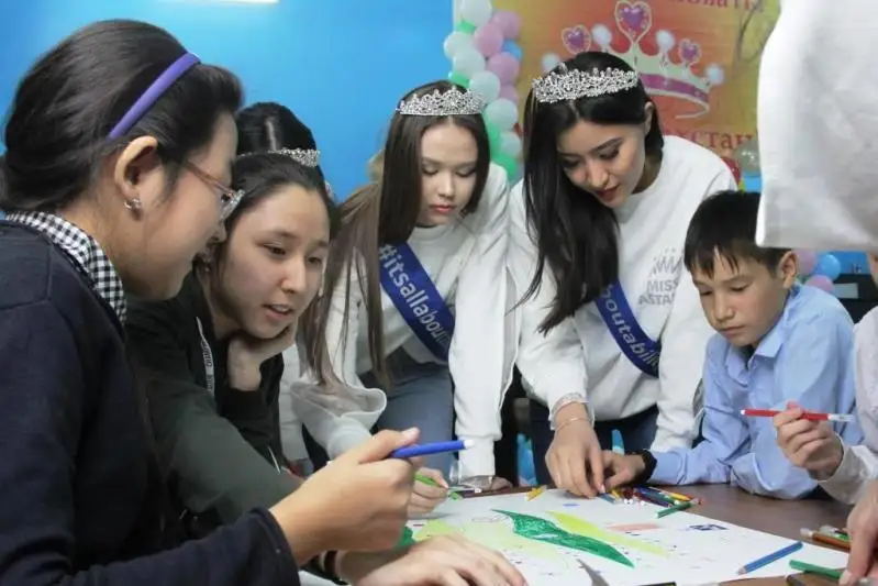 ەلوردالىق ارۋلار بالالارعا ەرەكشە كوڭىل-كۇي سىيلادى