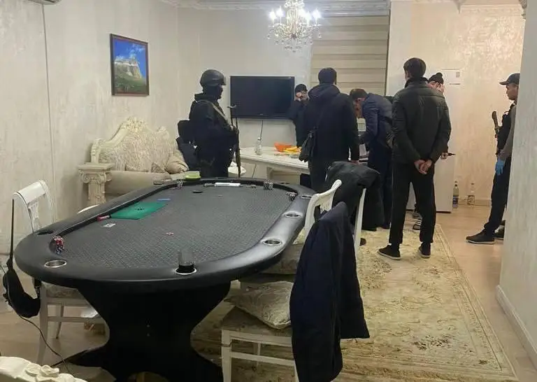 Aqtaýda poker oıyny bıznesin uıymdastyrýshy men eki dıler ustaldy