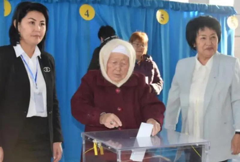 100-летняя жительница Тараза проголосовала на выборах Президента
