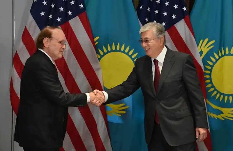 Prezıdent álemdegi eń iri qarjylyq-taldaý kompanııasynyń vıtse-prezıdentimen kezdesti