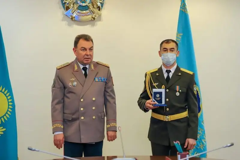 Медалью «Ерлігі үшін» наградили пожарного, который эвакуировал 9 человек в Талгаре