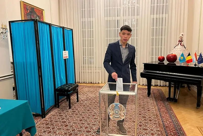 В Бельгии молодой казахстанец впервые проголосовал на выборах Президента РК