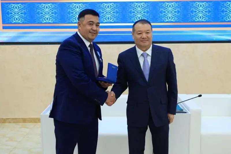 Строившим дома для жителей Аулиекольского района вручил госнаграды глава МИИР РК