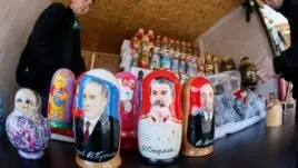 Қысқы олимпиада кезінде сатылған Путин, Сталин, Ленин матрешкалары. Сочи, 6 ақпан 2014 жыл. (Көрнекі сурет)
