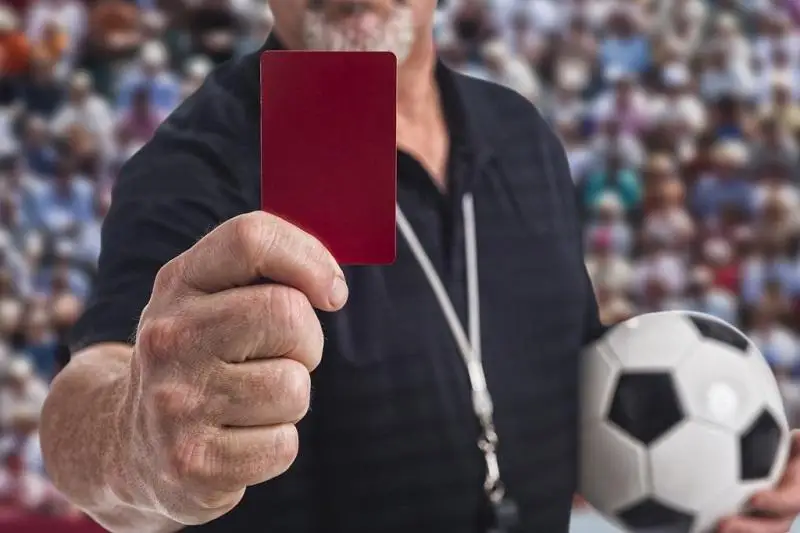 فۋتبول: ءبىر-بىرىنە جۇدىرىق جۇمساعان قازاقستاندىق سپورتشىلار ويىننان شەتتەتىلدى