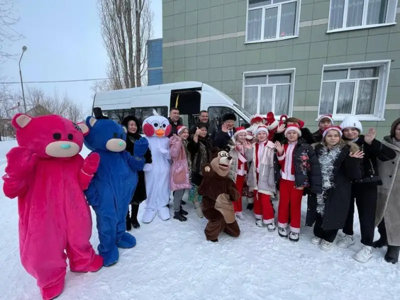 От имени Главы государства аким ВКО подарил детям ЦПД «Үміт» микроавтобус