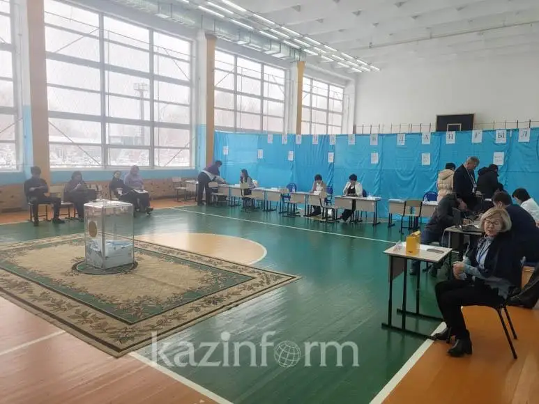 Жас та, жасамыс та дауыс беруде: Өскемендегі сайлау учаскесінен фоторепортаж