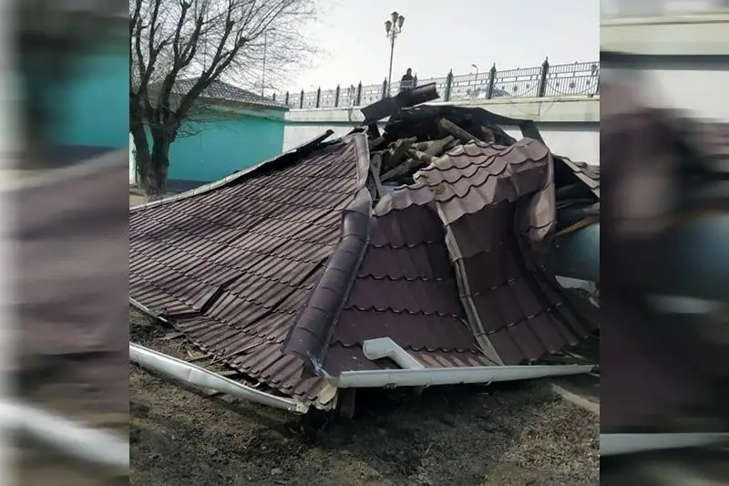 В Атырау ураганный ветер сорвал часть крыши с кардиологического центра