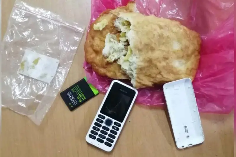 Elordanyń tergeý ızolıatoryna bálish ishine telefon jasyryp ótpek bolǵan er adam ustaldy