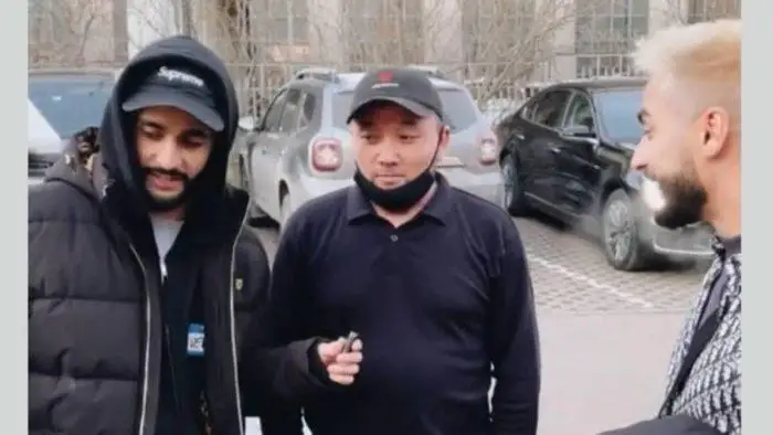 بلوگەرلەر ءوزىن تەگىن جەتكىزگەن تاكسي جۇرگىزۋشىسىنە سۋ جاڭا كولىك سىيلادى - ۆيدەو