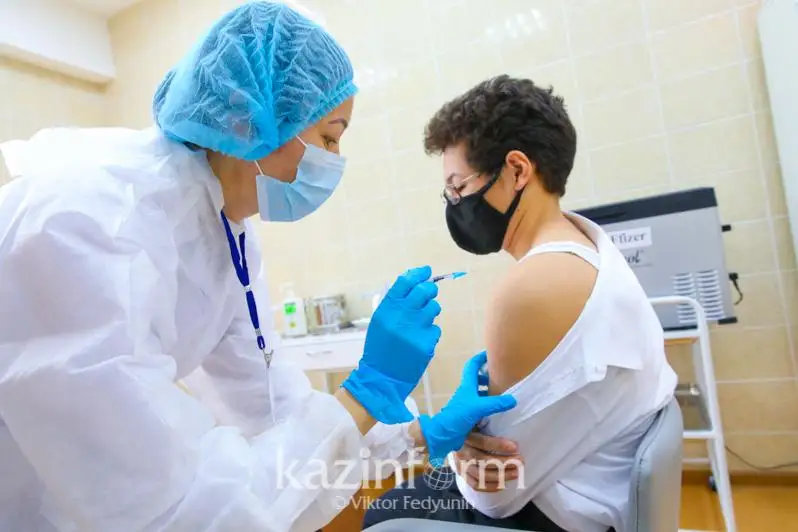 Более 60 тысяч подростков привились вакциной Pfizer в Казахстане