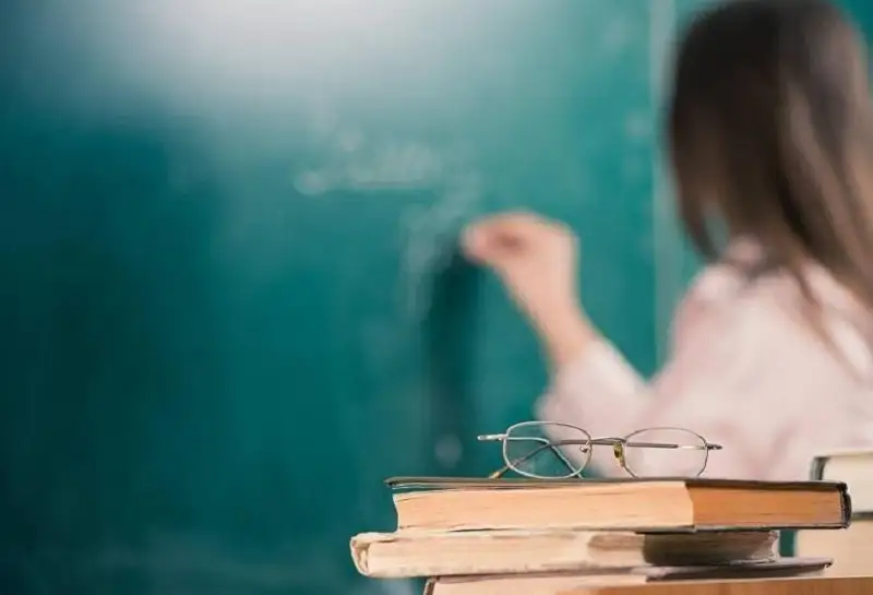 Atyraýda muǵalimge jaraqat keltirgen oqýshynyń anasyna aıyppul salyndy