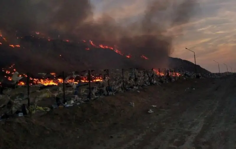 Пожар произошел на мусорном полигоне в Мангистауской области