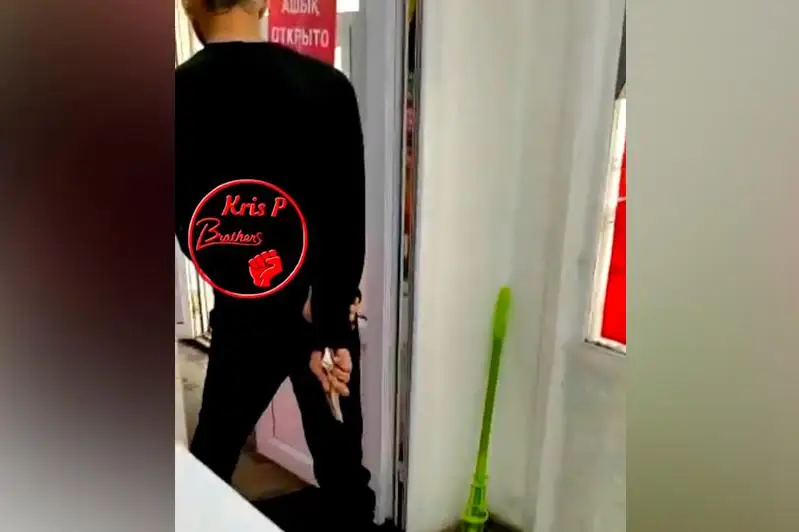 Almatyda qolynda pyshaǵy bar er adam dúkenge kirip, satýshylardy qorqytty