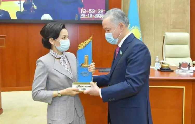 بەيسەن قۇرانبەكتىڭ ماراپاتىن العان جارى گۇلميرا جۋرناليست ايتقان ەستەلىكتى تەبىرەنە جەتكىزدى - ۆيدەو