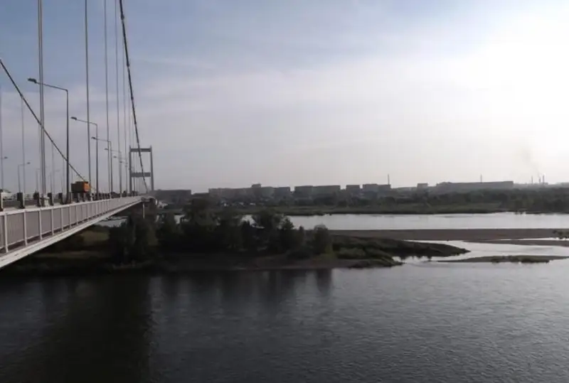 Девушка спрыгнула в Иртыш с подвесного моста в Семее