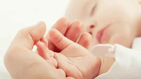 كوروناۆيرۋس تۋرالى ءبىرىنشى بولىپ ەسكەرتكەن ۋحاندىق دارىگەردىڭ ايەلى ساۋ بالانى دۇنيەگە اكەلدى