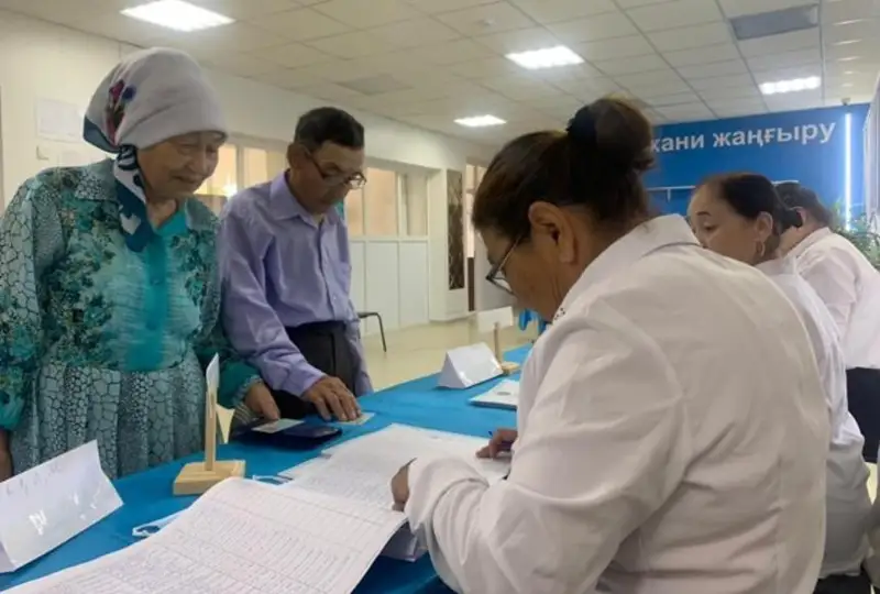 Отмечающие «золотую» годовщину свадьбы супруги проголосовали в Атырау