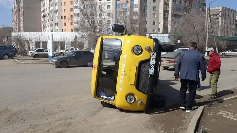 Машина скорой помощи перевернулась при ДТП в Актобе