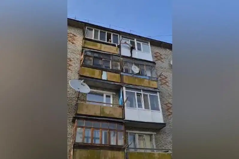 Shymkenttik órt sóndirýshiler balkondaǵy balany qutqaryp qaldy