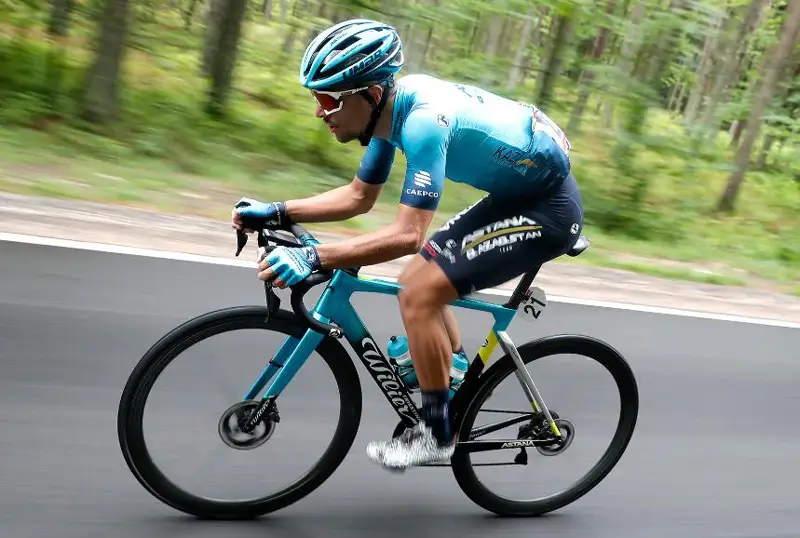 Новую форму презентовала велокоманда Astana Qazaqstan Team перед стартом «Вуэльта Испании»