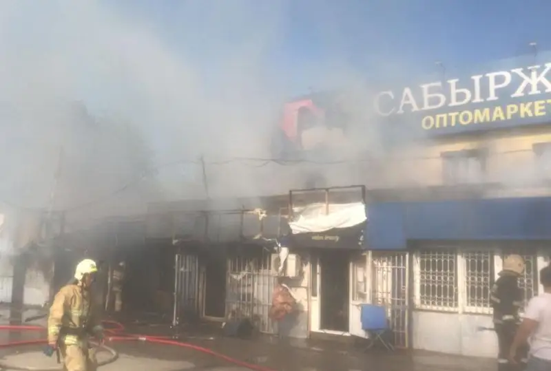 Торговые бутики горели на оптовке в Алматы