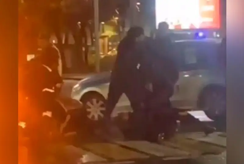 Драка мужчин с полицейскими попала на видео в Алматы