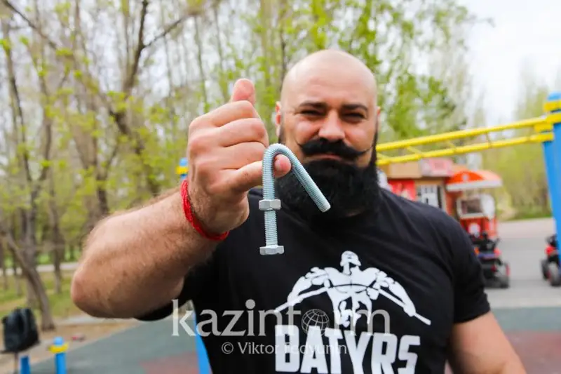 Герои Республики: Казахстанский палуан обеспечил спортинвентарем более 90 аулов