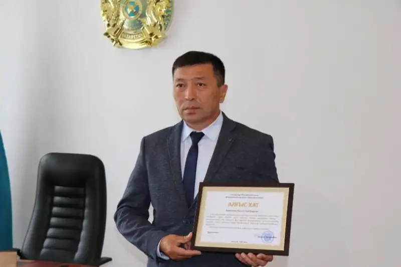 Adam ómirin arashalaǵan aýyl ákimi Memlekettik qyzmet agenttigi tóraǵasynyń Alǵys hatymen marapattaldy