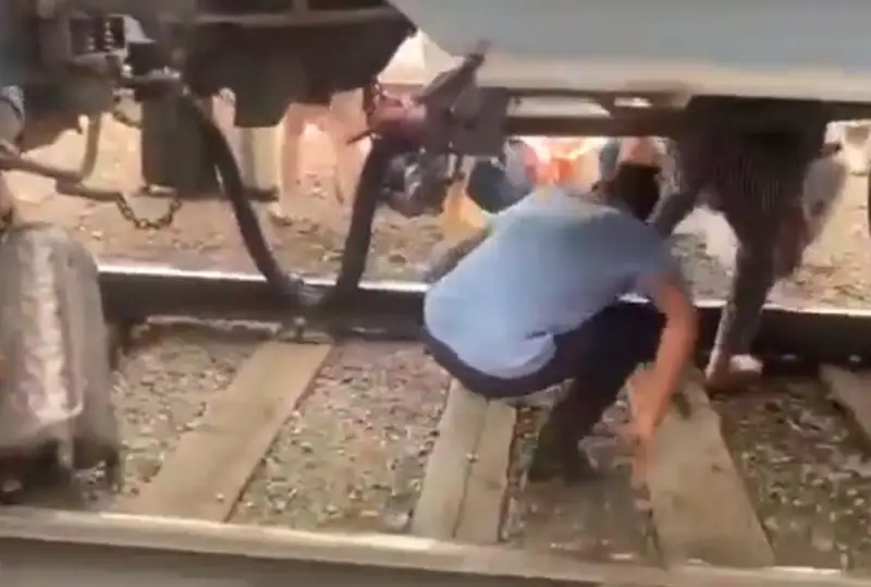 Туристы перелезали через рельсы под поездом на Алаколе