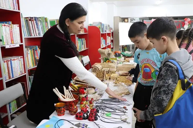 Óskemende Naýryz meıramyna oraı qolóner buıymdarynyń kórmesi ótti