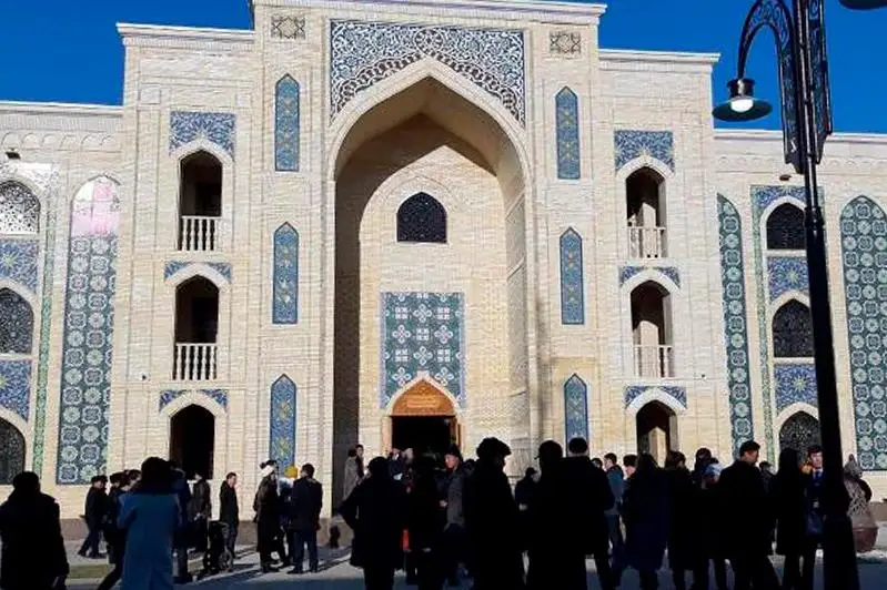 تارازدا ورتاعاسىرلىق شىعىس ۇلگىسىندە سالىنعان الىپ كەشەن اشىلدى