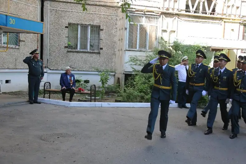 Торжественным строем мимо дома ветеранов прошли военнослужащие Таразского гарнизона