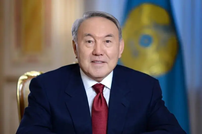 ەلباسى تەاتر ارتىستەرىمەن بىرگە «قارا تورعاي» ءانىن ورىندادى