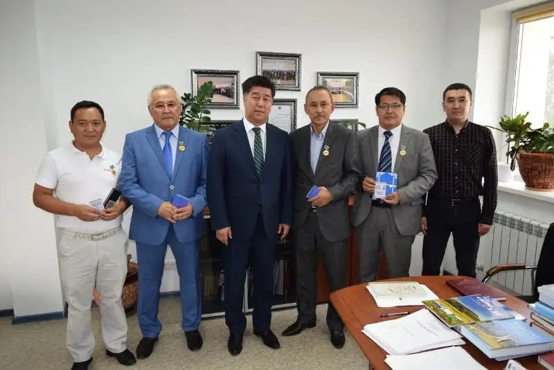 «قازاقپارات» ءتىلشىسى «توعىزقۇمالاقتى دامىتۋعا قوسقان ۇلەسى ءۇشىن» توسبەلگىسىمەن ماراپاتتالدى