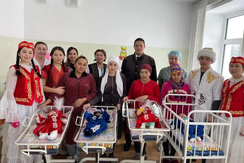 Новорожденных из роддомов выписывают в национальной одежде в ВКО