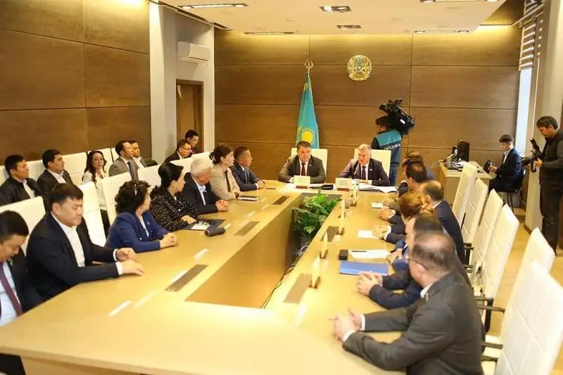 Senatorlar shymkenttik máslıhat depýtattarymen kezdesti