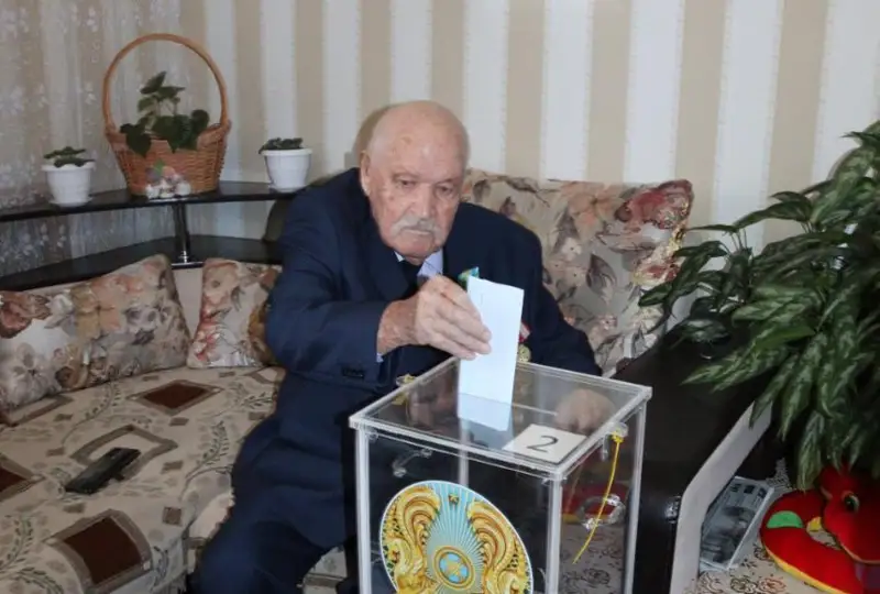 Единственный ветеран ВОВ района Алтай ВКО отдал свой голос на дому