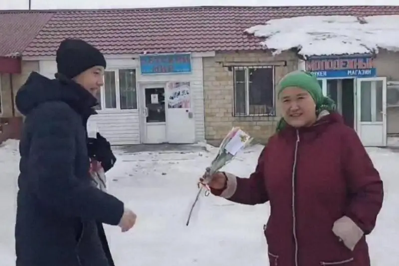 Волонтёры подарили 101 розу жительницам Карагандинской области