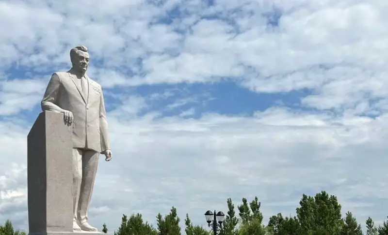 Памятник Динмухамеду Кунаеву открыли в Алматинской области