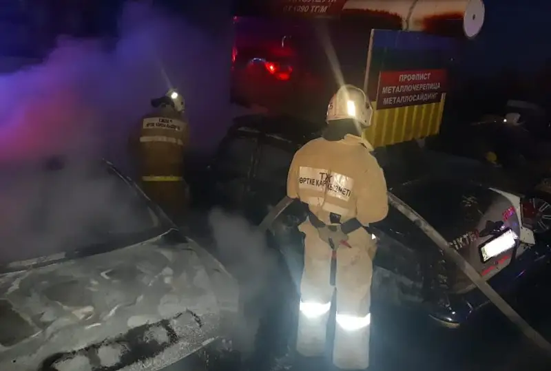 Автомобили горели на парковке в одном из дворов Костаная